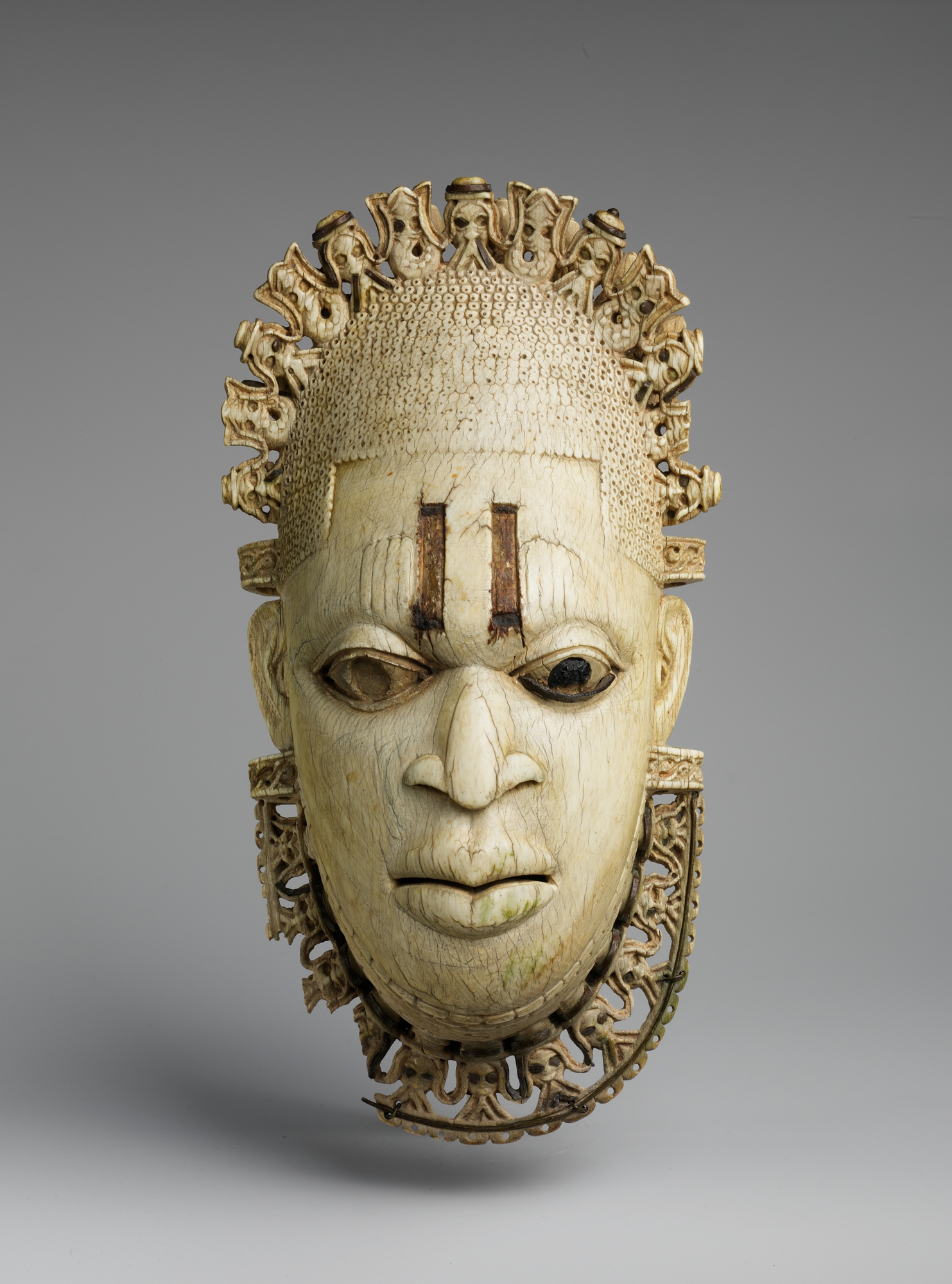 *Pendant mask of Ìyọ́bà Idià*, 16th century — Metropolitan Museum of Art, New York (acc. 1978.412.323). Metropolitan Museum of Art, New York. Open Access.